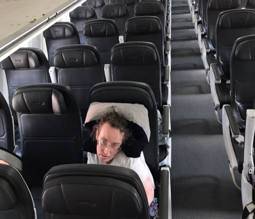 Tetraplégica fica mais de uma hora e meia esperando equipe do aeroporto em Londres — Foto: Reprodução/Twitter Sonia Sodha