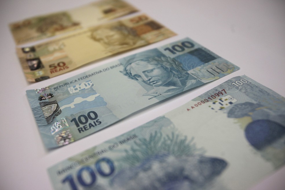Notas de 100 e 50 reais. — Foto: REUTERS/Ricardo Moraes