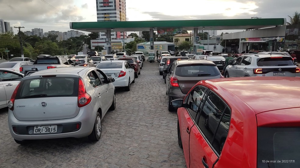 Motoristas fazem filas de carros em posto em Maceió horas depois de a Petrobras anunciar aumento no preço dos combustíveis — Foto: Luciene Carvalho/TV Gazeta