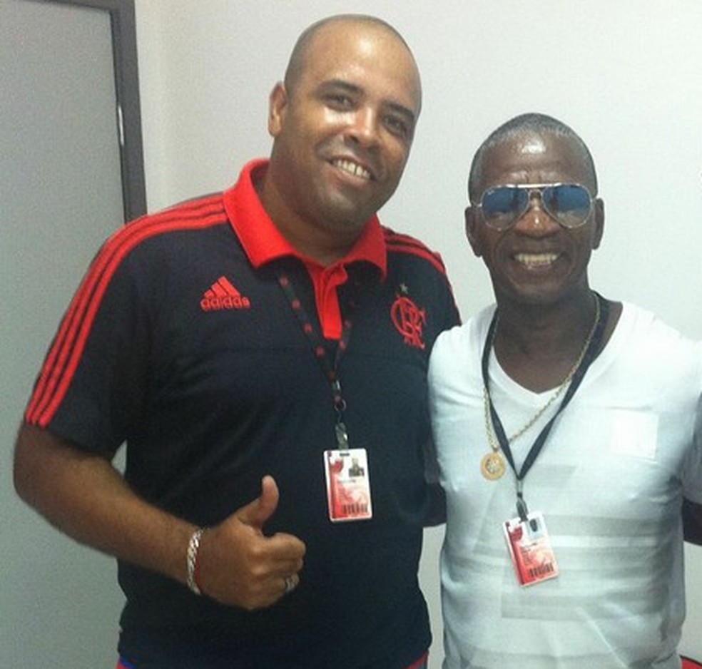 Ferreira em foto com Ad&iacute;lio: seguran&ccedil;a &eacute; funcion&aacute;rio antigo do clube &mdash; Foto: Reprodu&ccedil;&atilde;o 