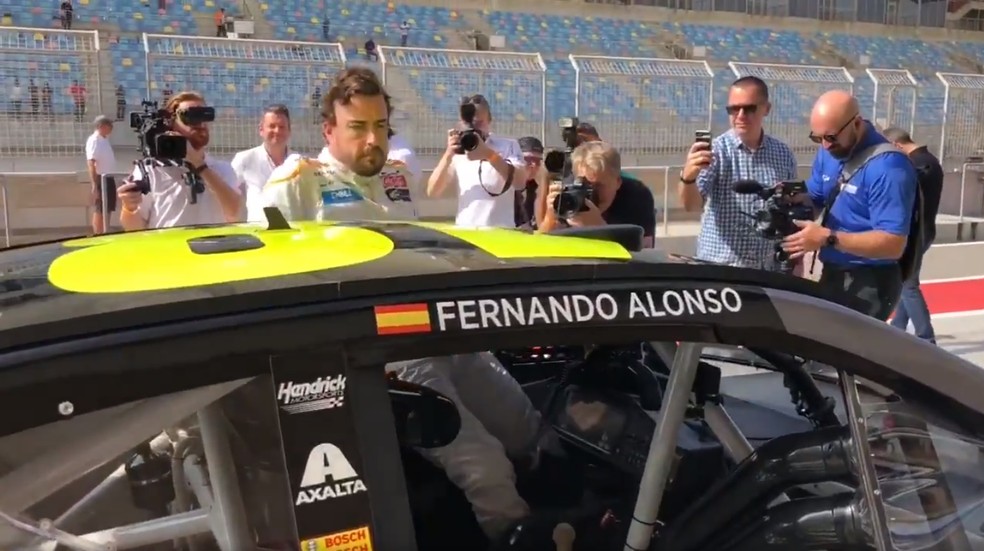 Alonso entra no carro da Nascar para o teste no Barein — Foto: Reprodução