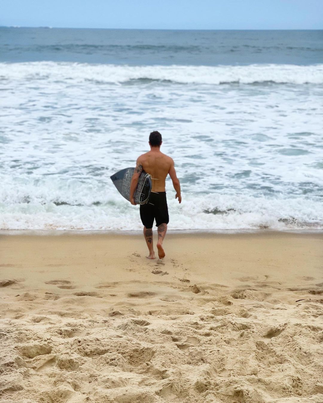 Camila Queiroz e Klebber Toledo abrem álbum de fotos de final de semana na praia (Foto: Reprodução/Instagram)