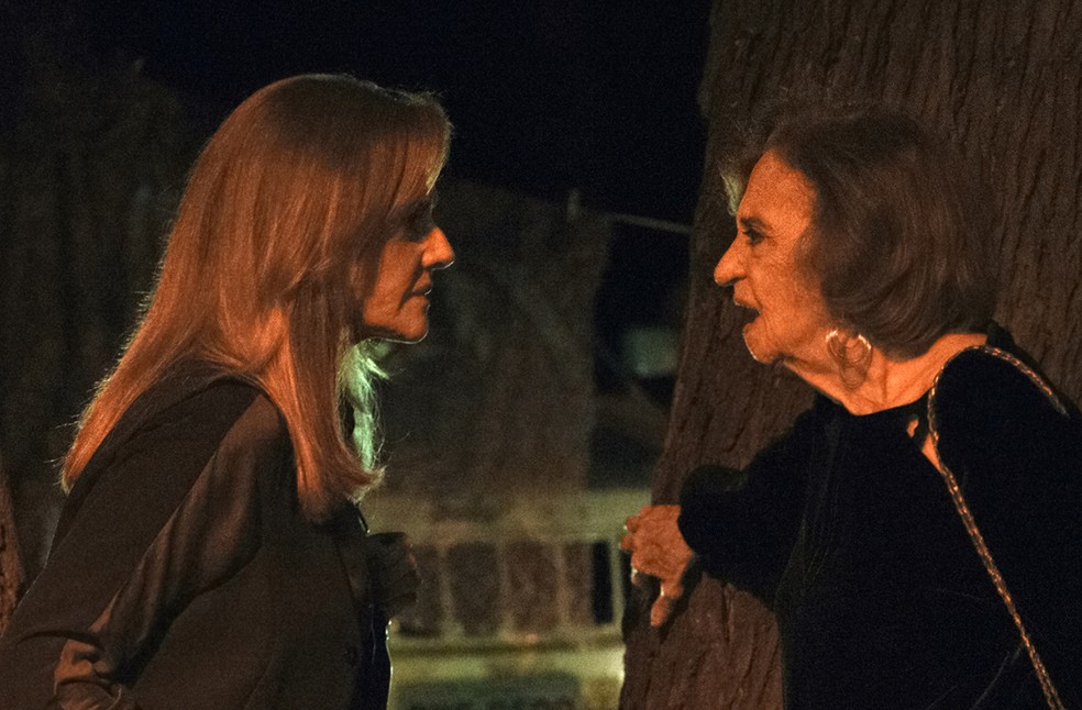 Caetana acaba pedindo socorro  (Foto: Cesar Alves/Globo)