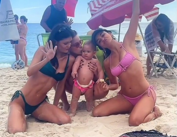 Vitória Strada e Marcella Rica curtem praia com nora e neta de Regina Duarte (Foto: Instagram)