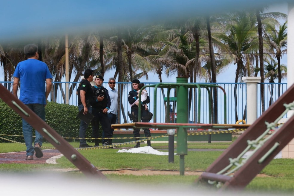Policiais estiveram no local para dar inÃ­cio Ã s investigaÃ§Ãµes do acidente â Foto: Kid JÃºnior/Sistema Verdes Mares