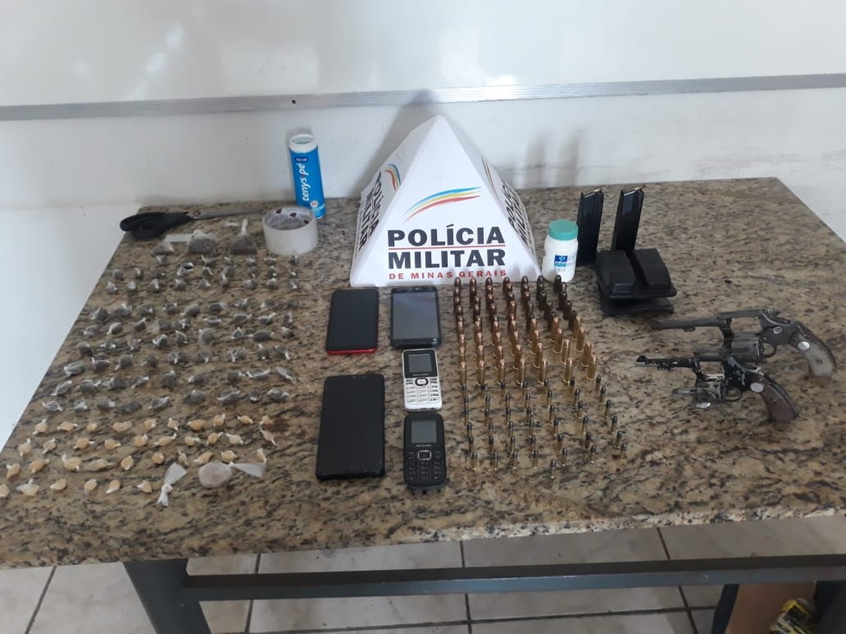PM apreende armas, munições, carregadores de pistola e drogas em Montes Claros