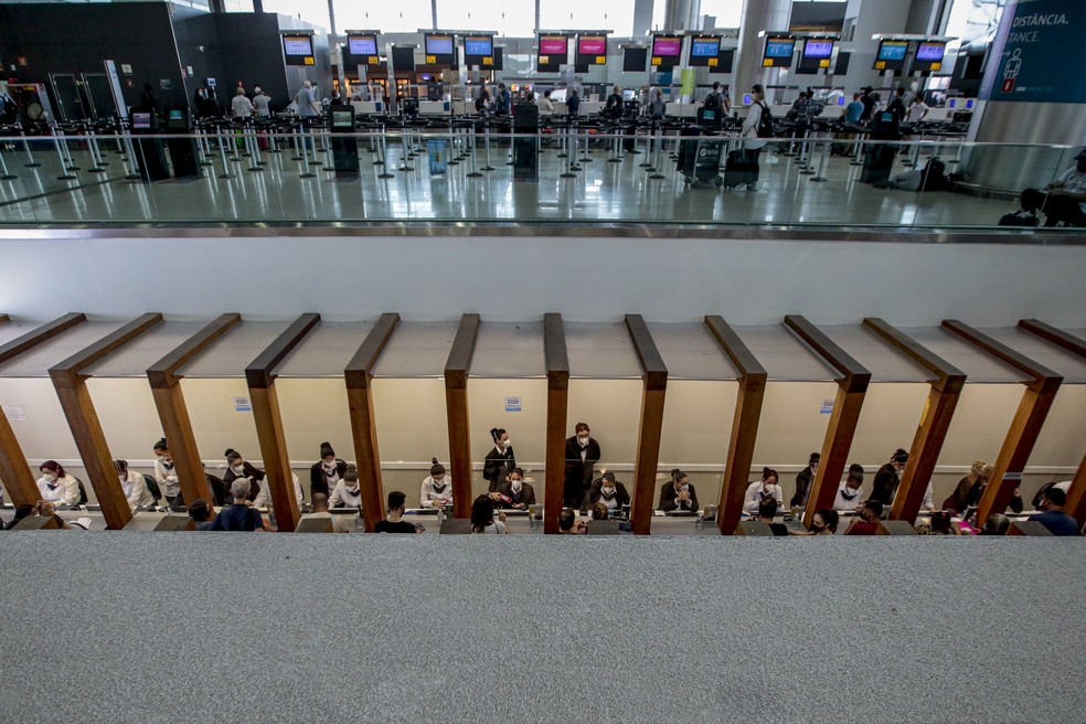 Movimentação de passageiros que buscam realizar exame para detecção da Covid-19 no Aeroporto Internacional de Guarulhos, SP — Foto: AGÊNCIA DE FOTOGRAFIA/AGIF - AGÊNCIA DE FOTOGRAFIA/ESTADÃO CONTEÚDO