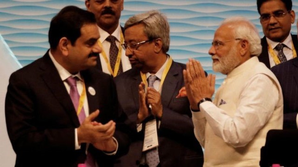 Relação de Adani com o premiê Modi é, para muitos, a explicação para o surpreendente sucesso do empresário — Foto: Getty Images via BBC