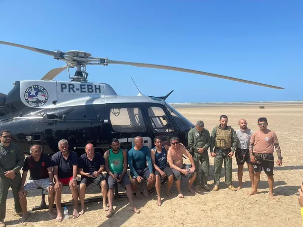 Tripulantes que estavam em alto mar e foram resgatados com a ajuda de um helicóptero da Polícia Militar — Foto: Divulgação