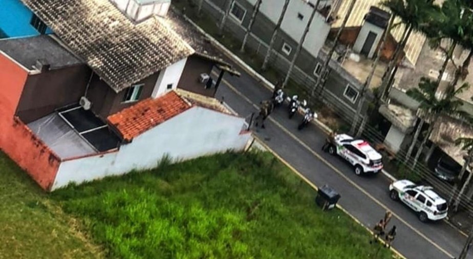 A movimentação policial em busca do youtuber que simulou um assalto em Santa Catarina