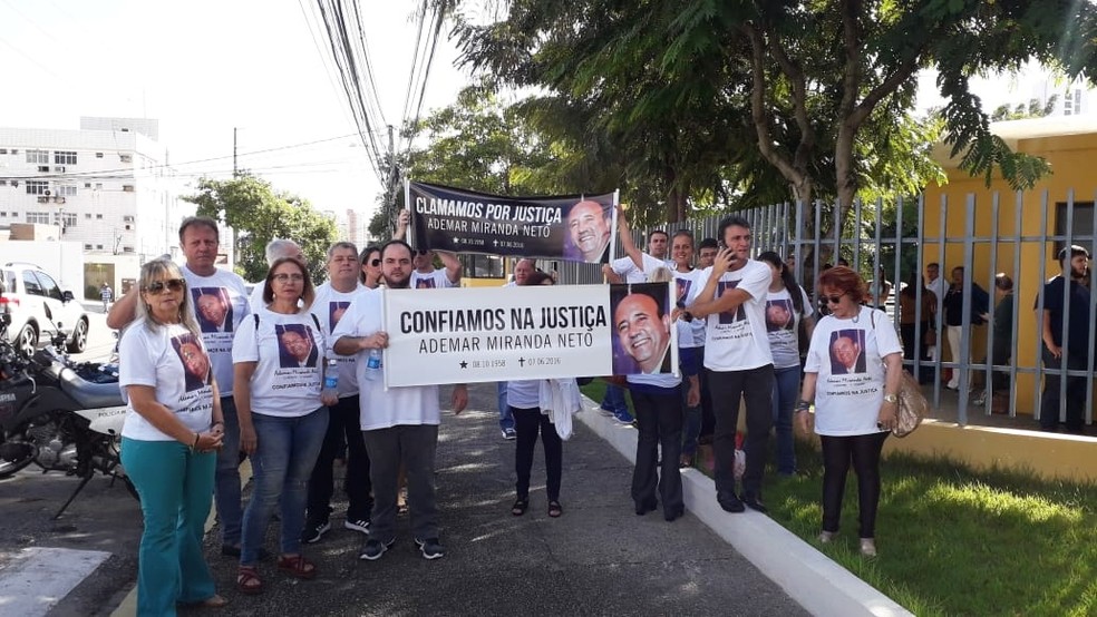 Amigos e familiares do hoteleiro cobram justiça — Foto: Klênyo Galvão/Inter TV Cabugi
