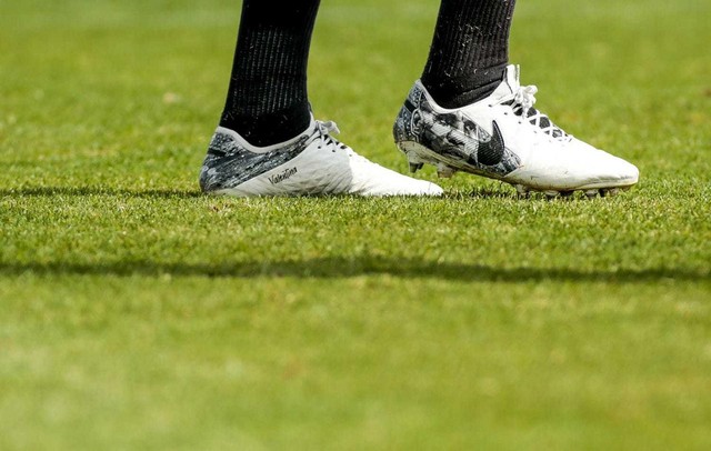 Gil treina com chuteira customizada com rosto de LeBron James