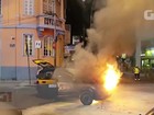 Carro de auto escola pega fogo em rua de Botafogo, no Rio de Janeiro