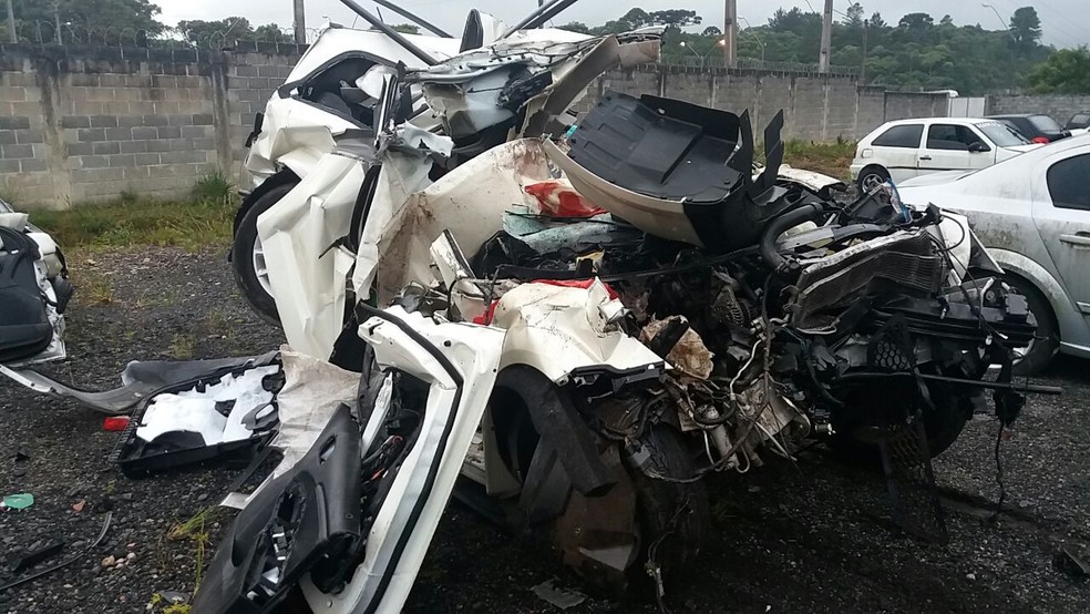 Carro ficou totalmente destruído; havia cinco pessoas dentro dele (Foto: PRF/Divulgação)