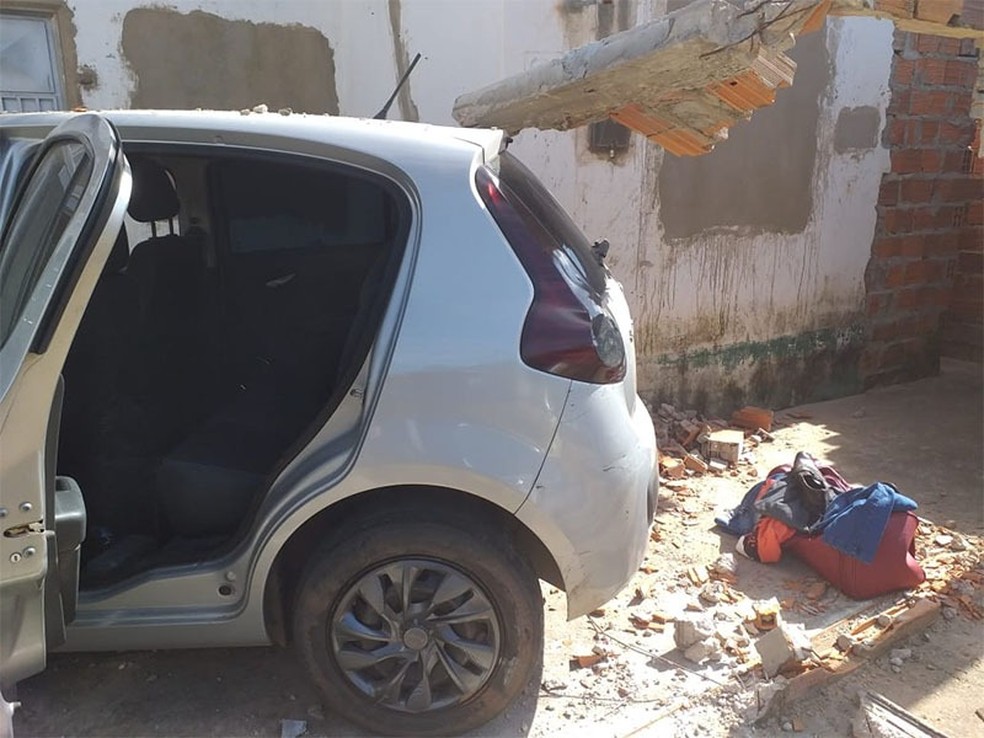 Mulher abandona carro após destruir muro de casa na Zona Sul de Teresina — Foto: Guarda Civil Militar