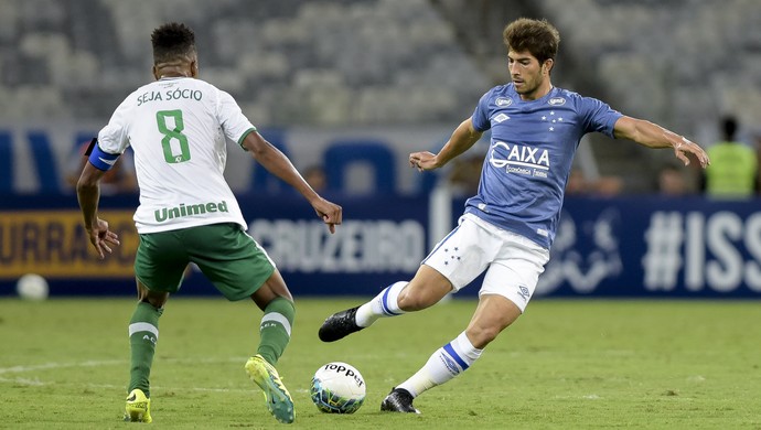 Lucas Silva volta a atuar pelo Cruzeiro e quase marca golaço contra a Chape