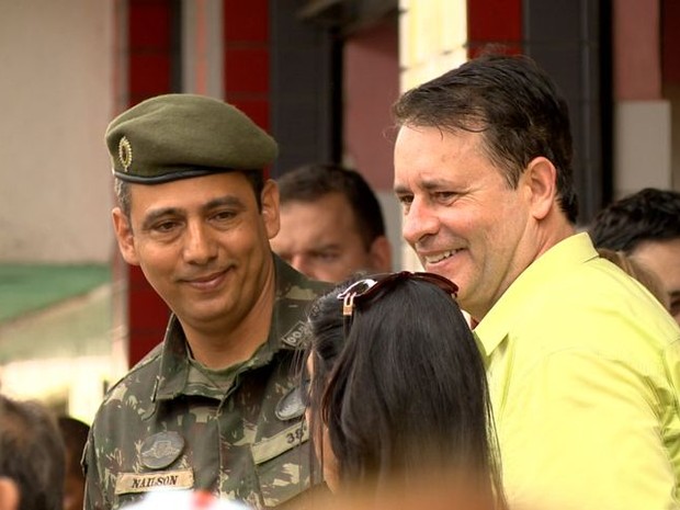 Subcomandante do Exército no Espírito Santo Nailson e o prefeito de Vitória, Luciano Rezende  (Foto: Fernando Estevão/ TV Gazeta)