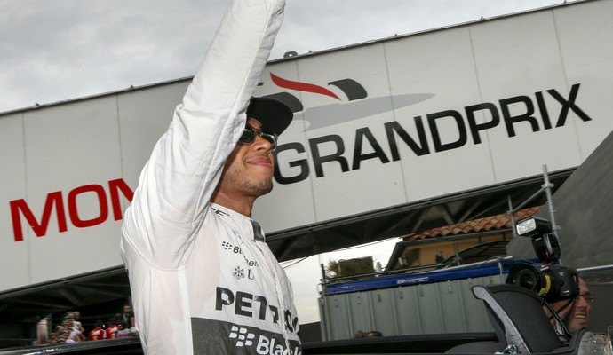 Lewis Hamilton celebra pole position no GP de Mônaco (Foto: Reuters)