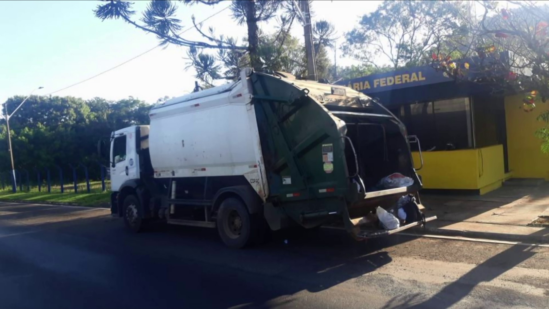 Santo Antônio da Platina fica sem coleta de lixo após PRF apreender caminhões com alerta de furto