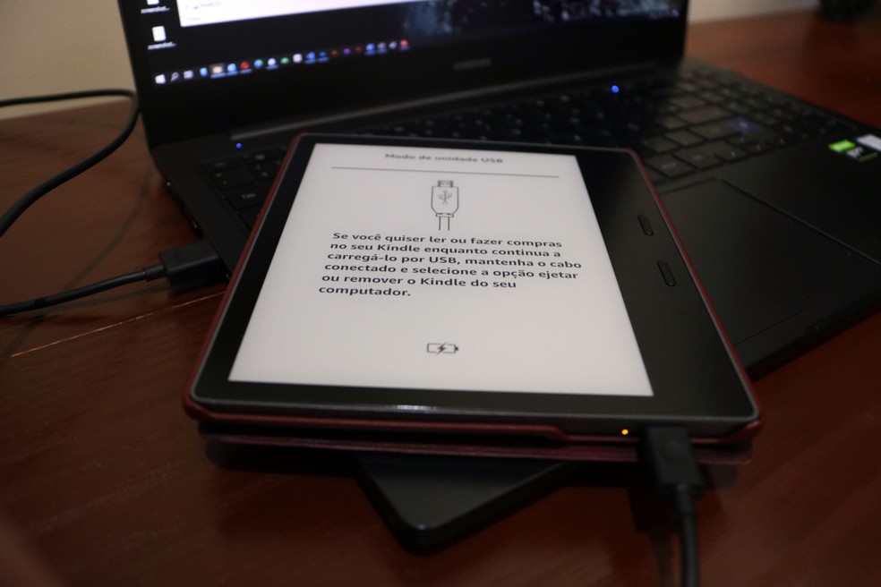 Conecte o Kindle ao PC em que baixou a atualização — Foto: Filipe Garrett/TechTudo