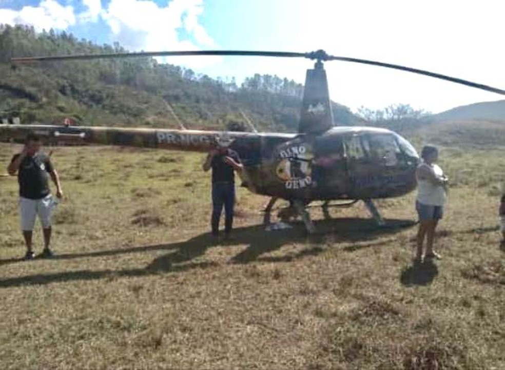 Helicóptero da dupla Gino & Geno faz pouso, em Santa Bárbara, após após apresentar falhas mecânicas. — Foto: Guilherme Assis - Diário de Barão/ Divulgação