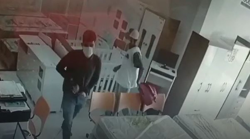Criminoso ameaçou os funcionários com uma arma de fogo durante assalto a loja. — Foto: Reprodução