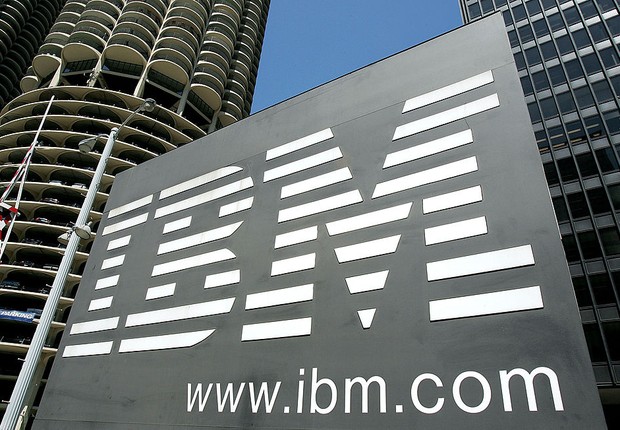 Logo da IBM visto em prédio da empresa, em Chicago (Foto: Tim Boyle / Getty Images)