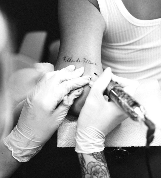 Juliette faz tatuagem para a mãe, Fátima (Foto: Reprodução/Instagram)