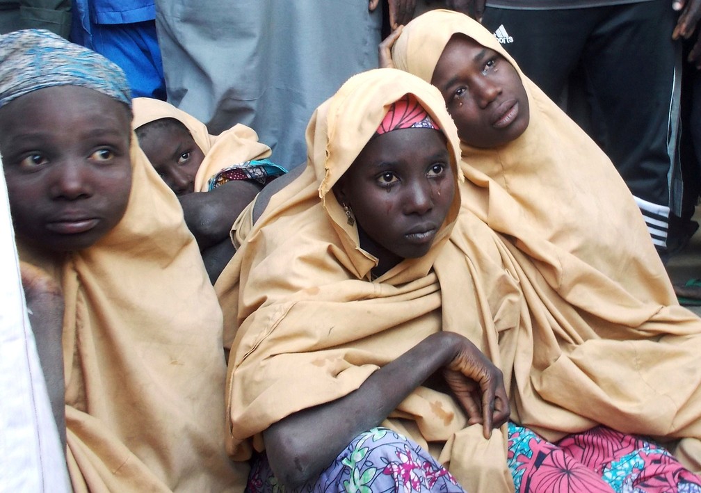 Meninas recém-libertadas pelo Boko Haram nesta quarta-feira (21) em Jumbam, na Nigéria  (Foto: Ola Lanre/ Reuters)