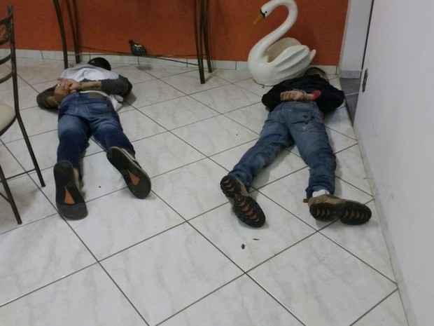 Homens foram presos em flagrante tentando furtar residência (Foto: Divulgação / Polícia Militar)