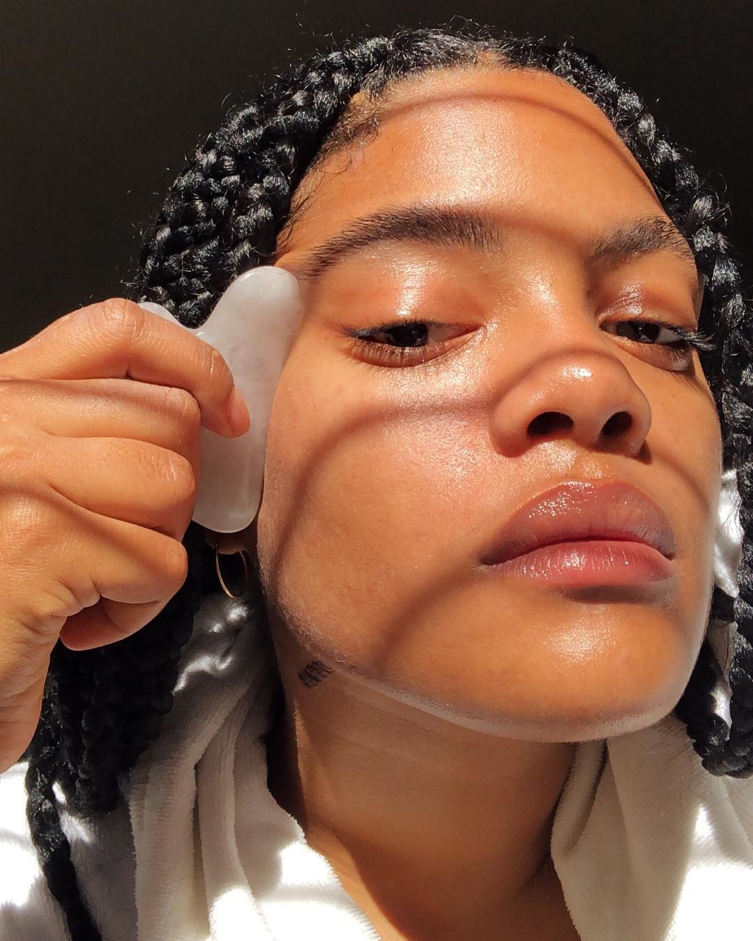Chloe Vero fazendo massagem facial no rosto  (Foto: Reprodução Instagram @chloevero)