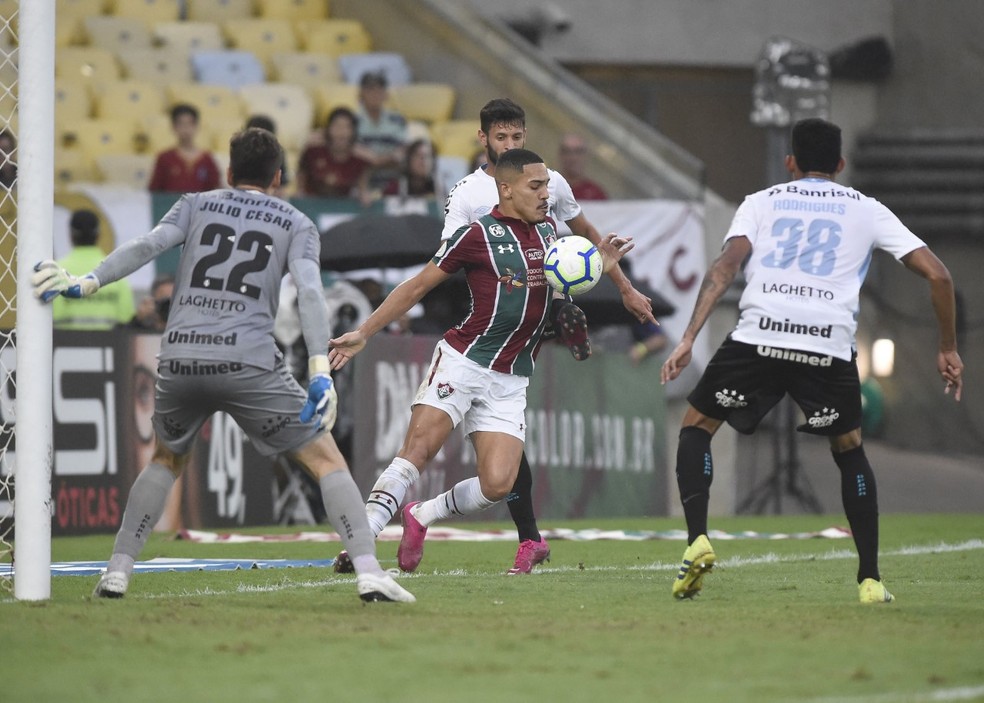Gilberto falhou duas vezes no gol do Grêmio e foi vaiado pela torcida do Fluminense — Foto: André Durão - GloboEsporte.com