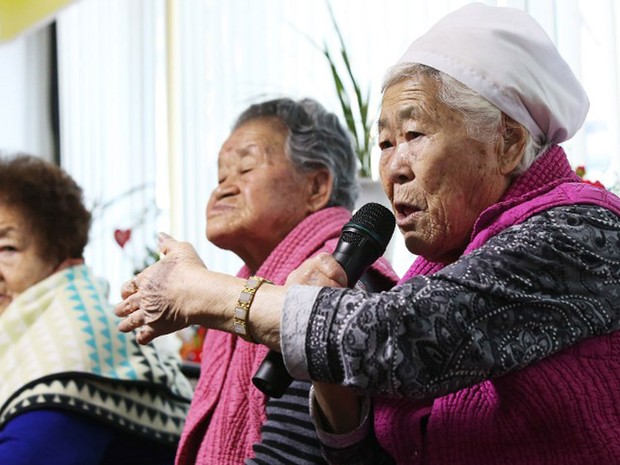 Mulheres idosas sul-coreanas que foram serviram como escravas sexuais para as tropas japonesas durante a Segunda Guerra Mundial dão coletiva nesta segunda-feira (28) após Tóquio e Seul anunciar acordo sobre vítimas (Foto: AFP / Yonhap)