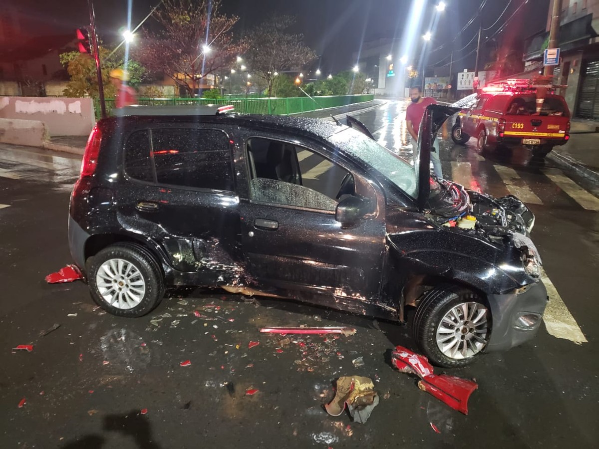 Duas pessoas ficam feridas em acidente entre três carros, em Montes Claros