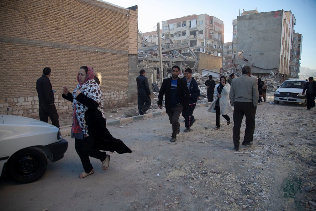 Habitantes de Sarpol-e Zahab, no Irã, buscam abrigo após terremoto (Foto: Agência de notícias Tasnim/Reuters)
