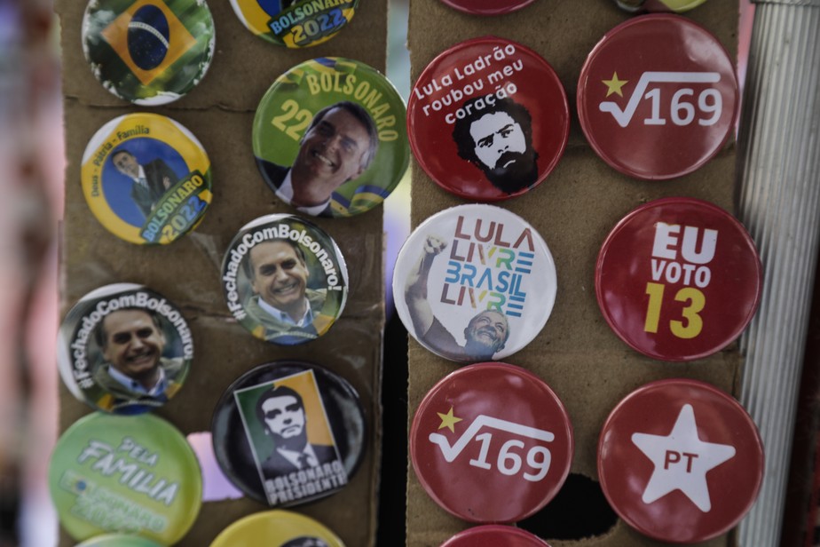 Broches de Jair Bolsonaro e Lula na campanha eleitoral
