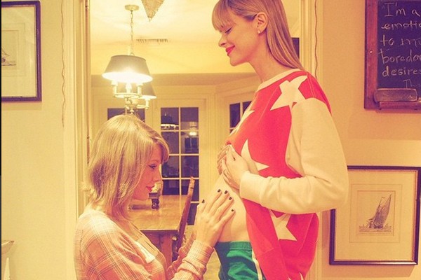 Taylor Swift e Jamie King no anúncio que a cantora fez em rede social (Foto: Instagram)