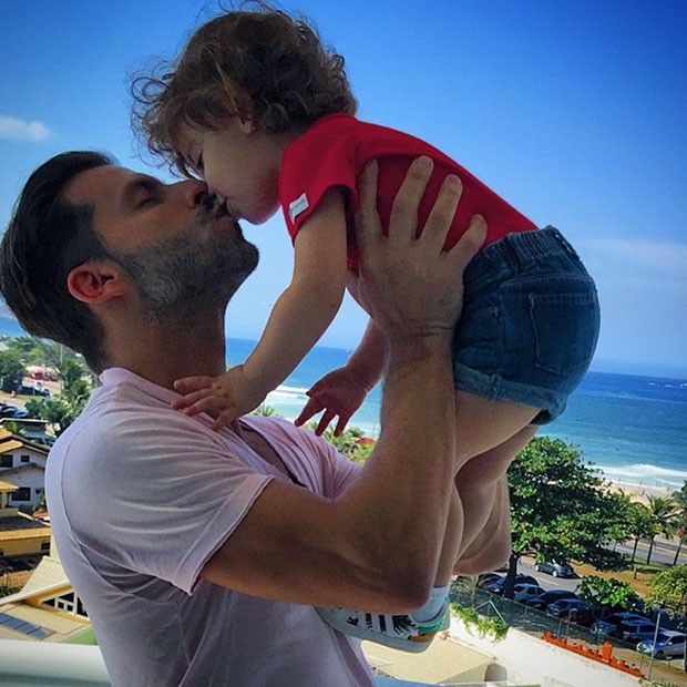 Henri Castelli com a pequena Maria Eduarda (Foto: Reprodução/Instagram)