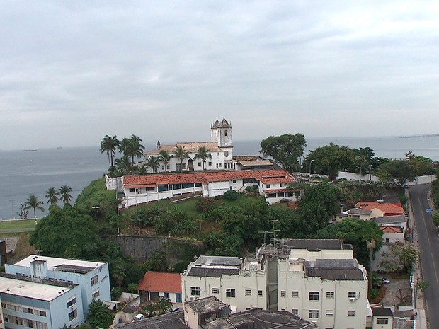 Vista para a Igreja de Santo Antônio na Ladeira da Barra (Foto: Reprodução/TV Bahia)
