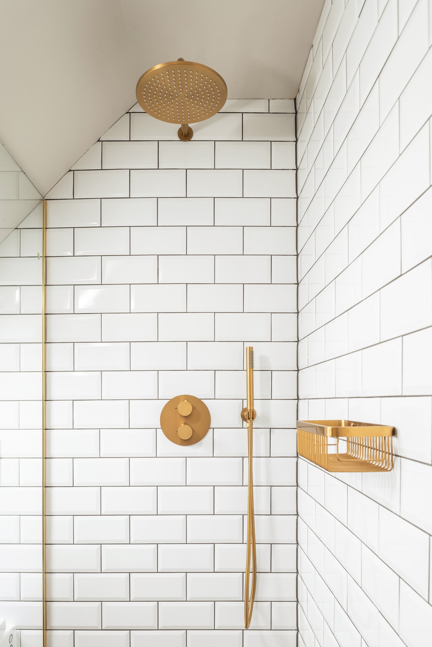 Décor do dia: banheiro pequeno tem subway tiles e detalhes dourados (Foto: Maciek Platek)