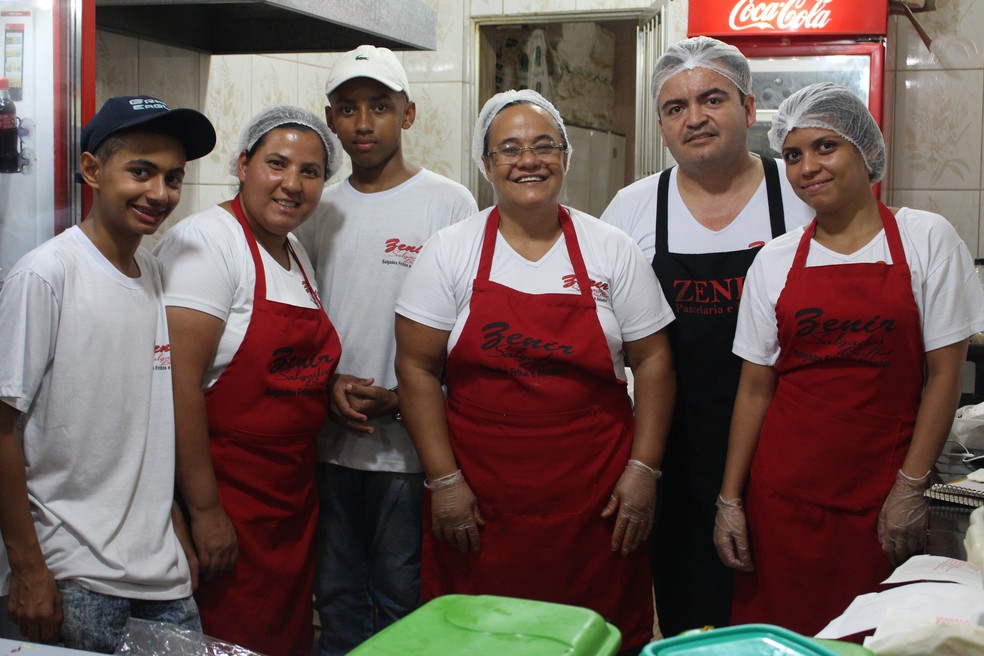 Zenir conta com a ajuda da equipe para fazer os salgados em Sorocaba — Foto: Kauanne Piedra/G1
