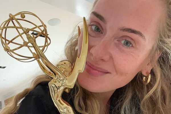 Adele posa com seu prêmio Emmy, que ela venceu pelo especial Adele One Night Only (2021) (Foto: Reprodução / Instagram)