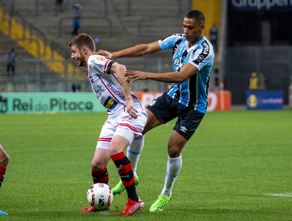 Bruno Alves vira dúvida no Grêmio após sofrer pisão no tornozelo esquerdo