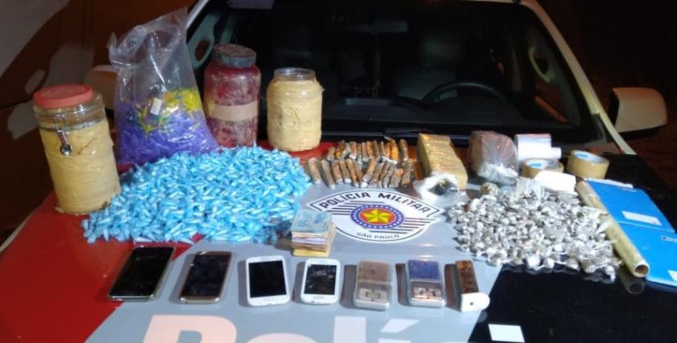 Adolescente &eacute; detido com drogas em Ubatuba &mdash; Foto: Divulga&ccedil;&atilde;o/PM