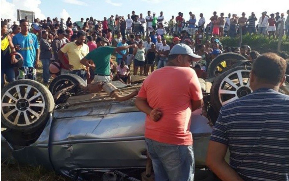 Acidente foi acompanhado por curiosos (Foto: Fábio Santos/Site Voz da Bahia )