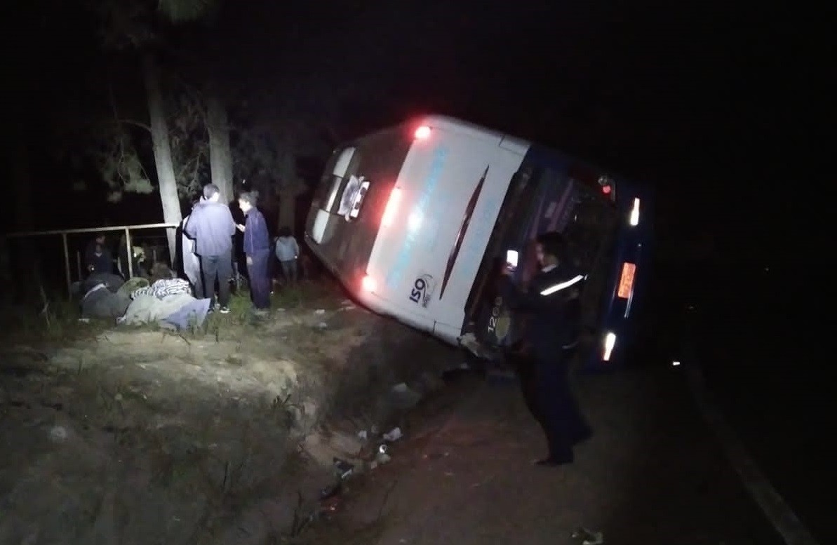 Ônibus com 35 pessoas tomba em Balsa Nova