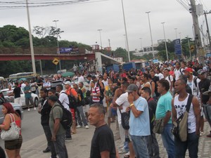 Ponto de ônibus em frente a garagem da Viação Real, em Manguinhos, ficou lotado por conta da greve (Foto: Renata Soares/G1)