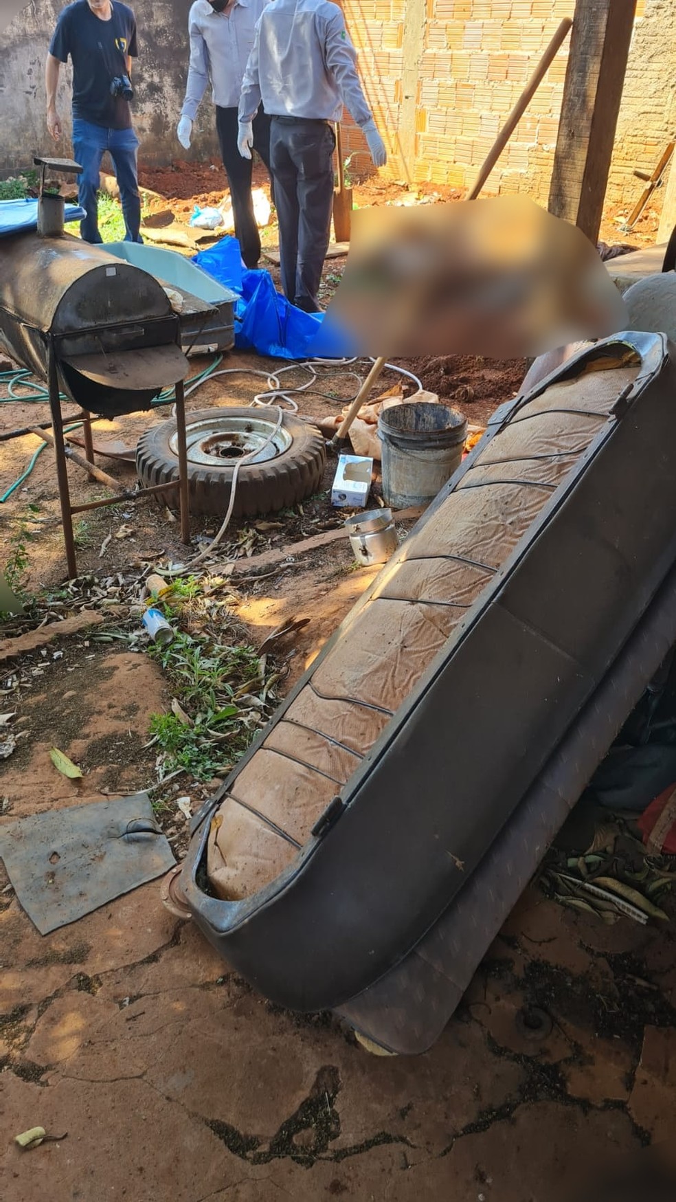 Corpo de mulher é encontrado enterrado em cova rasa no quintal da casa do ex-marido — Foto: Polícia Civil/Divulgação
