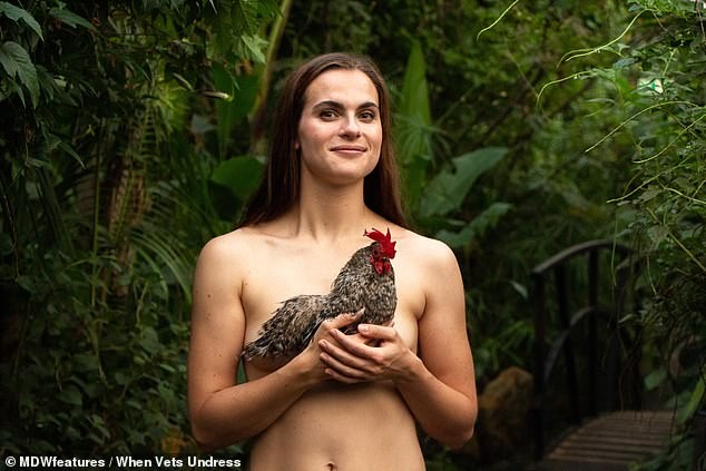 Estudantes de veterinária enfrentam frio e posam nus em apoio aos animais (Foto: Reprodução)