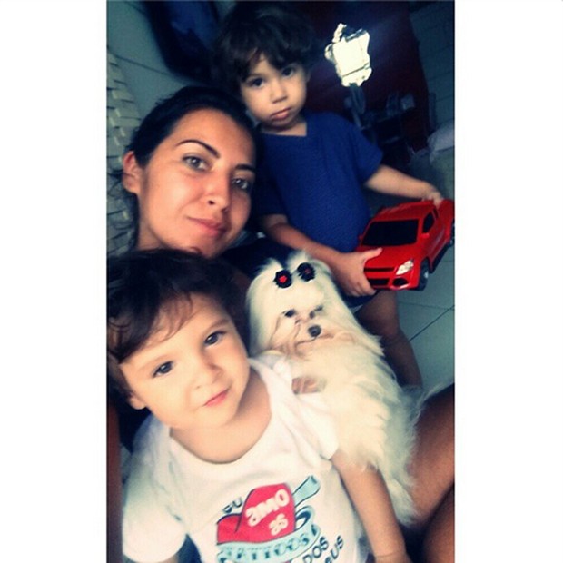 Priscila Pires com os filhos (Foto: Reprodução / Instagram)